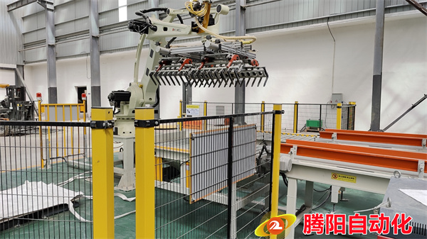 越來(lái)越多的廠(chǎng)家選擇用機(jī)器取代人工碼垛，機(jī)器人米粉縫包碼垛生產(chǎn)線(xiàn)